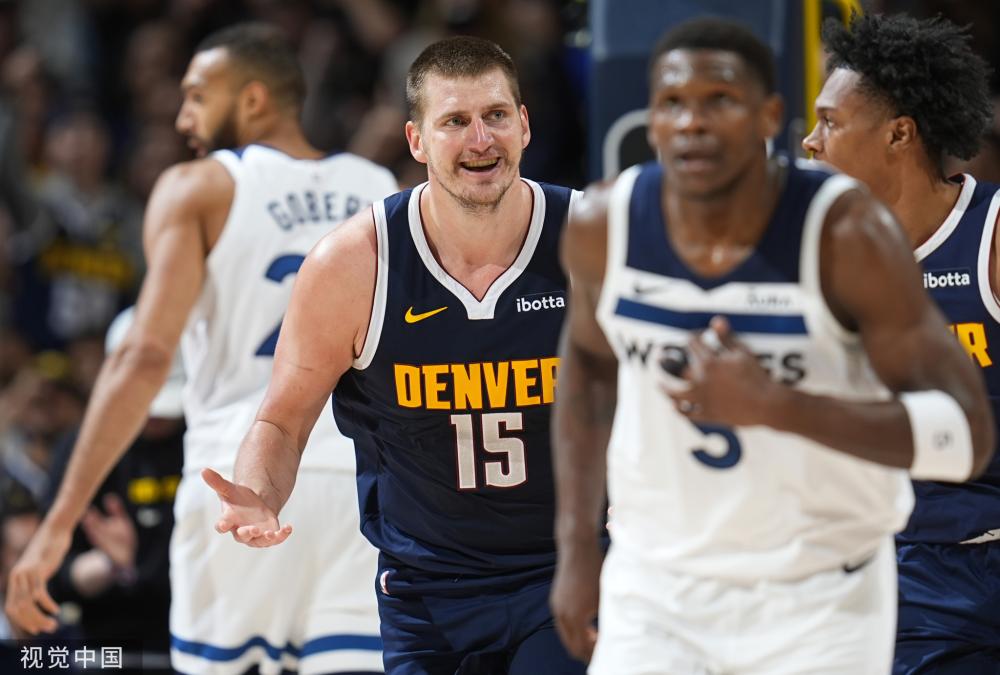 的冰场上 的冰场上